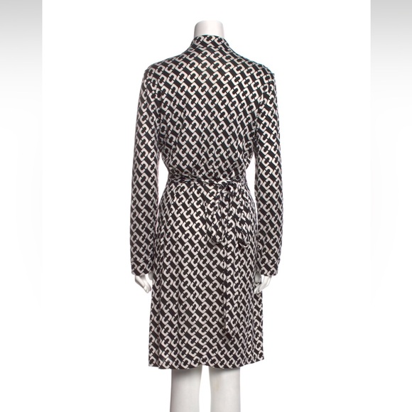 Diane von Furstenberg Silk Wrap Dress
Black Size: XL 14 - Picture 3 of 4